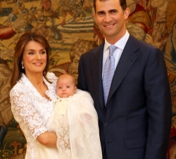 Sus Majestades los Reyes, Don Felipe y Doña Letizia, con su hija, Su Alteza Real la Infanta Sofía el día de su bautizo