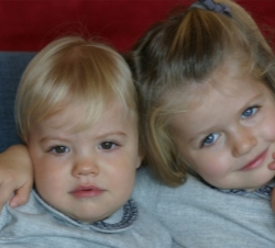 Felicitación navideña del año 2008 de Sus Majestades los Reyes, Don Felipe y Doña Letizia, en el que aparecen sus hijas, la Princesa de Asturias Leono