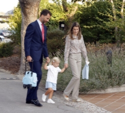 Sus Majestades los Reyes, Don Felipe y Doña Letizia, acompañan a la Infanta Sofía en su primer día de guardería