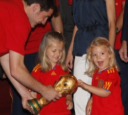 El portero de la Selección Española de Fútbol, Iker Casillas, muestra la Copa del Mundo a Su Alteza Real la Princesa de Asturias y a Su Alteza Real la