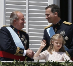 Don Juan Carlos saluda a Don Felipe en presencia de la Princesa de Asturias