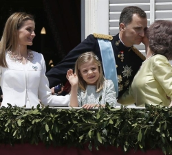 Su Majestad el Rey recibe el saludo de Doña Sofía en presencia de Su Majestad la Reina Doña Letizia y la Infanta Doña Sofía