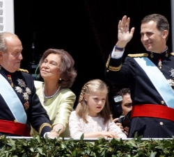 Su Majestad el Rey junto a la Princesa de Asturias, el Rey Don Juan Carlos y la Reina Doña Sofía