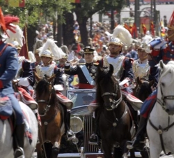 Sus Majestades los Reyes durante el recorrido hacia el Palacio Real de Madrid