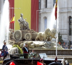 Sus Majestades los Reyes durante el recorrido hacia Palacio Real