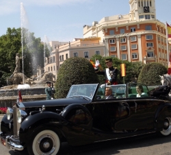 Sus Majestades los Reyes durante el recorrido hacia Palacio Real 