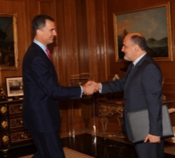 Don Felipe es saludado por el presidente del Tribunal Constitucional, Francisco Pérez de los Cobos Orihuel