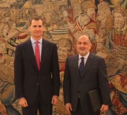 Su Majestad el Rey acompañado por el presidente del Tribunal Constitucional, Francisco Pérez de los Cobos Orihuel