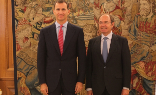 Su Majestad el Rey Don Felipe acompañado por el presidente del Senado, Pío García-Escudero