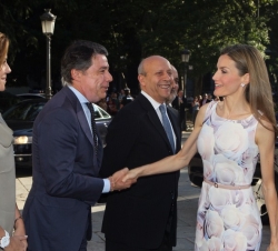 Doña Letizia recibe el saludo del presidente de la Comunidad de Madrid, en presencia del ministro de Educación, Cultura y Deporte y la presidenta de l