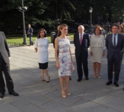 Su Majestad la Reina, con las personalidades que la recibieron a su llegada al Museo Nacional del Prado.