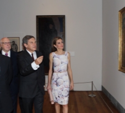 Doña Letizia, acompañada por el comisario de la muestra, el ministro de Educación Cultura y Deporte y el presidente del Real Patronato del Museo del P