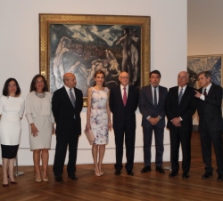 La Reina y las personalidades que la acompañaron durante su recorrido por la muestra, delante de la obra de El Greco "Lacoonte".