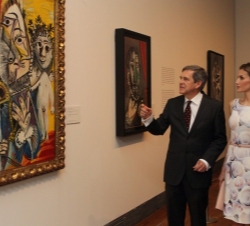 Doña Letizia atiende a las explicaciones del comisario de la exposición, Javier Barón, sobre la obra de Picasso "Mosquetero con espada y amorcill
