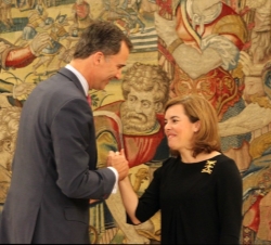 Su Majestad el Rey, con la vicepresidenta del Gobierno y ministra de la Presidencia, Soraya Sáenz de Santamaría.