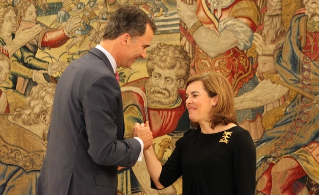 Su Majestad el Rey, con la vicepresidenta del Gobierno y ministra de la Presidencia, Soraya Sáenz de Santamaría.