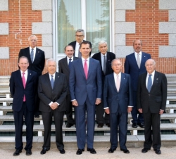 Don Felipe, con los presidentes y directores de las Reales Academias integradas en el Instituto de España