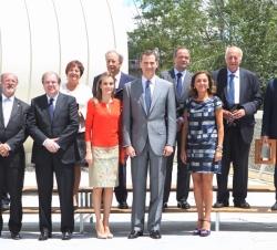 Sus Majestades los Reyes junto a los galardonados en los Premios Nacionales de Innovación y de Diseño 2013 y autoridades invitadas al acto