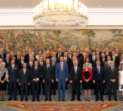 El Rey, con el ministro de Defensa, el ministro de Comercio e Inversiones de Australia y el secretario de Estado de Asuntos Exteriores, con la delegac