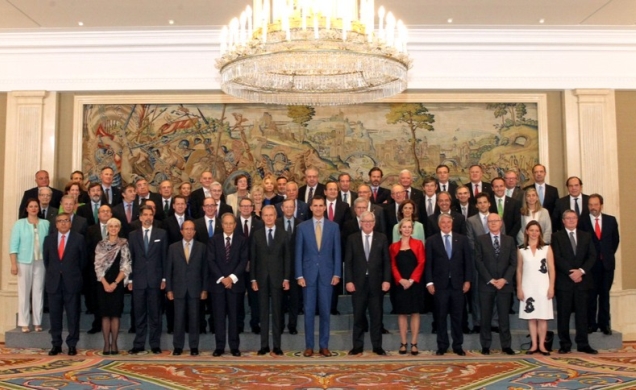 El Rey, con el ministro de Defensa, el ministro de Comercio e Inversiones de Australia y el secretario de Estado de Asuntos Exteriores, con la delegac