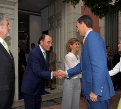 Sus Majestades los Reyes son recibidos a su llegada por la ministra de Agricultura, Alimentación y Medio Ambiente, el presidente de Iberdrola y el pre