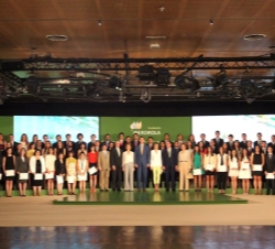 Los Reyes y las autoridades asistentes, con los alumnos becados.