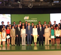 Los Reyes y las autoridades asistentes, con los alumnos becados.