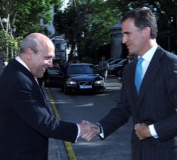 El ministro de Cultura, Educación y Deporte recibe a Su Majestad el Rey a su llegada a la Biblioteca Nacional.