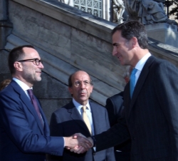 Don Felipe recibe el saludo del embajador de los Estados Unidos de América, James Costos.