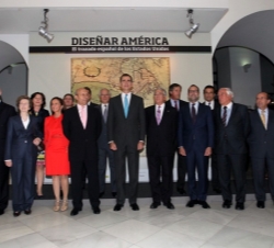 Su Majestad el Rey, con las personalidades asistentes y los miembros de la Fundación Consejo España-Estados Unidos y del Patronato de la Biblioteca Na