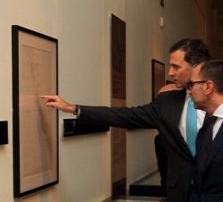 Don Felipe y el embajador Costos observan una de las piezas.