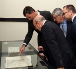 El Rey, el ministro de Cultura, Educación y Deporte, el embajador de los EE.UU. y el comisario de la muestra contemplan uno de los documentos de la ex