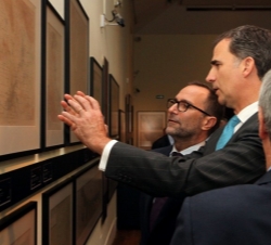 Don Felipe conversa con el embajador Costos sobre uno de los mapas que incluye la exposición.