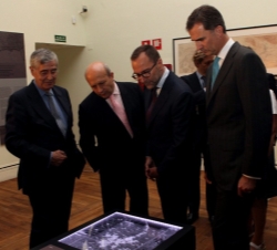 El Rey, el ministro de Cultura, Educación y Deporte, el embajador de los EE.UU. y el comisario de la muestra observan una de las piezas de la exposici