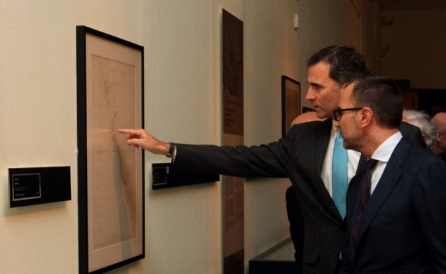 Don Felipe y el embajador Costos observan una de las piezas.