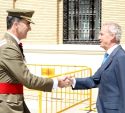 Don Felipe es recibido a su llegada por el ministro de Defensa, Pedro Morenés.