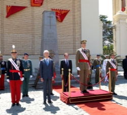 Don Felipe, junto al resto de autoridades, durante los Honores de Ordenanza.