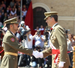 El Rey recibe el saludo del teniente de Caballería Jorge Marqueta Sanz, número 1 de la promoción.