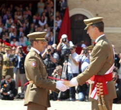 Don Felipe entrega el despacho al teniente de Infantería Juan Adrián Bendicho Cascant, número 2 de la promoción.