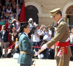 El Rey entrega el despacho a la alférez de la Escala de Oficiales de la Guardia Civil María Rosa Touris López.