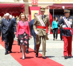 Don Felipe, acompañado por la presidenta de la Diputación General de Aragón y el director de la Academia General Militar.