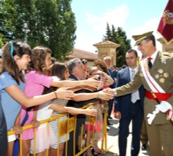 El Rey saluda a los asistentes al acto de entrega de despachos.