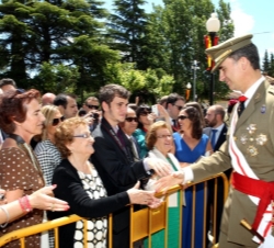 Don Felipe saluda a los asistentes al acto de entrega de despachos.