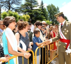 El Rey saluda a los asistentes al acto de entrega de despachos.