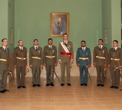 Su Majestad el Rey, con los números uno de las distintas promociones y especialidades.
