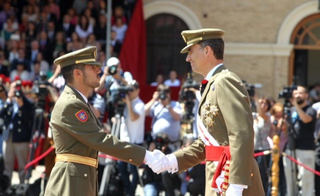 El Rey recibe el saludo del teniente de Caballería Jorge Marqueta Sanz, número 1 de la promoción.