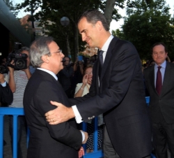 Don Felipe es recibido a su llegada por el presidente del Real Madrid, Florentino Pérez.