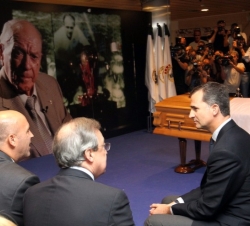 Don Felipe conversa con los familiares de Alfredo Di Stéfano y el presidente del Real Madrid.