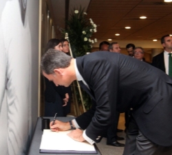 Su Majestad el Rey escribe un mensaje en el libro de condolencias.