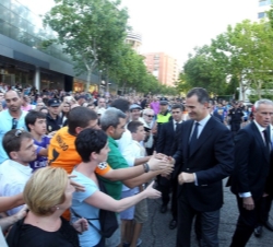 El Rey saluda a los numerosos ciudadanos que acudieron al estadio Santiago Bernabéu para visitar la capilla ardiente de Alfredo Di Stéfano.